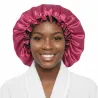 Femme portant bonnet de nuit satin protection cheveux naturels sommeil