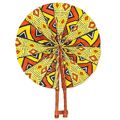 Éventail africain pliable en wax brun orangé et jaune, fait main au Togo
