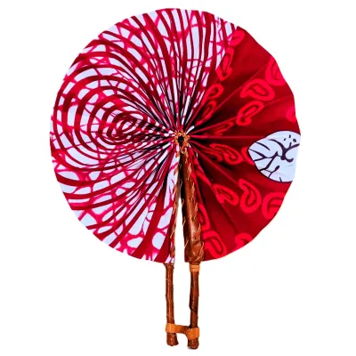 Éventail artisanal africain en wax rouge et gris, pliable et fait main au Togo