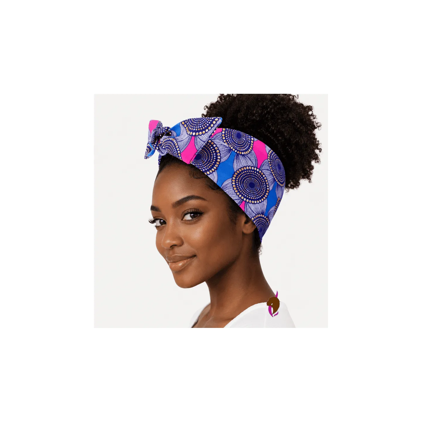 Femme noire portant un bandeau wax bleu/rose/gris – coiffure sur cheveux naturels
