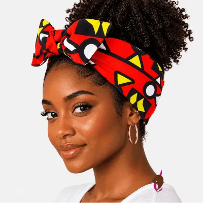 Femme noire portant un bandeau wax rouge/jaune – coiffure avec cheveux naturels