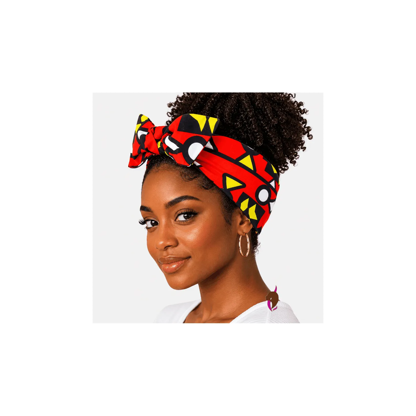 Femme noire portant un bandeau wax rouge/jaune – coiffure avec cheveux naturels