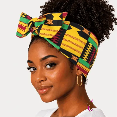 Femme noire portant bandeau wax jaune/noir avec cheveux naturels