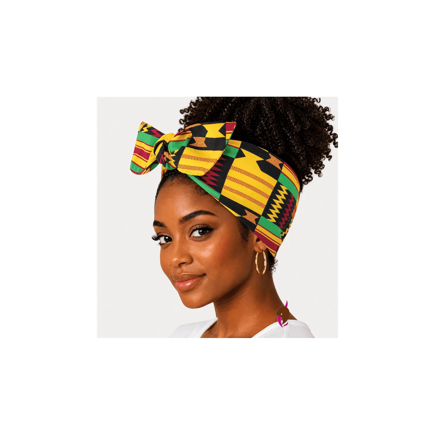 Femme noire portant bandeau wax jaune/noir avec cheveux naturels