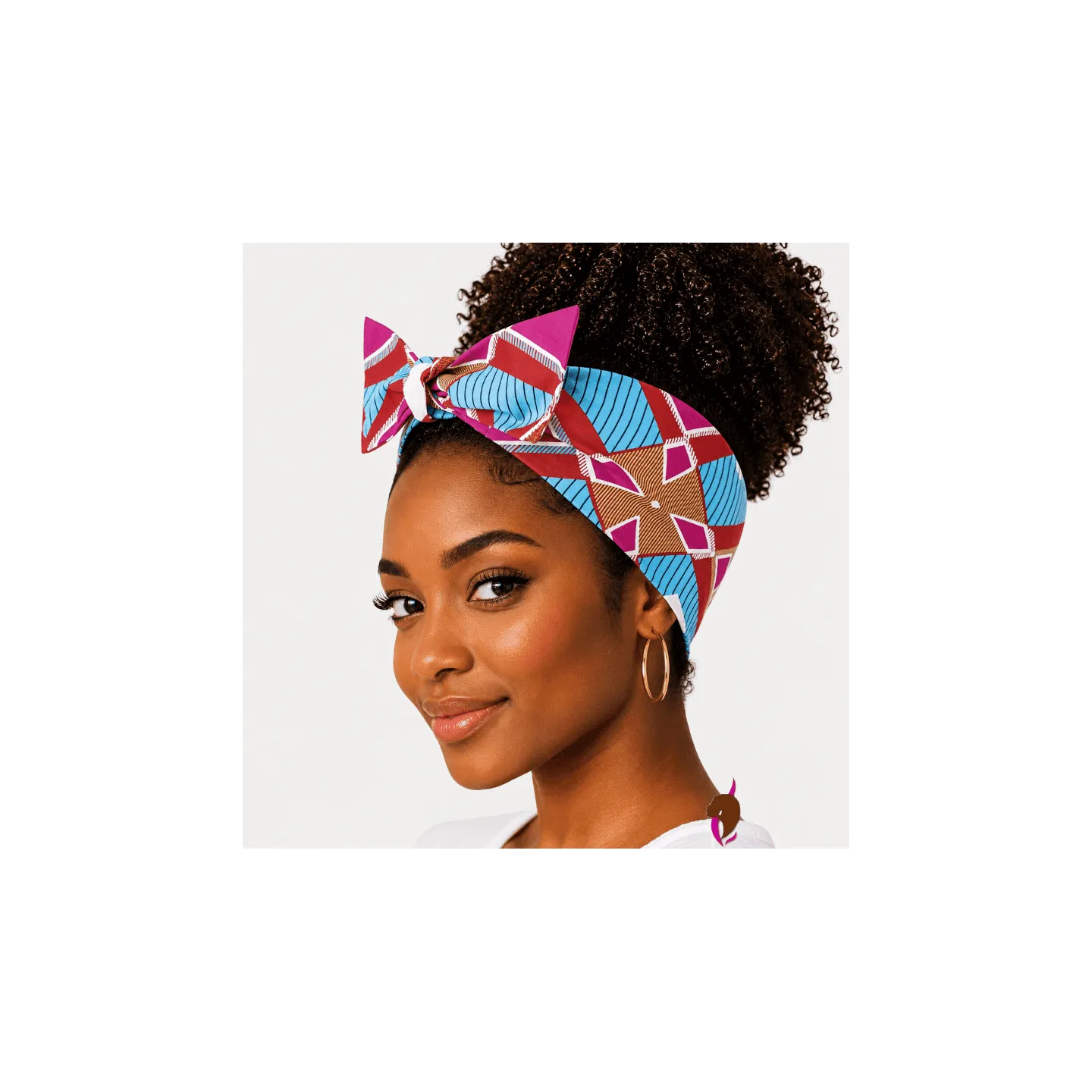Femme noire portant bandeau wax bleu/jaune avec cheveux naturels