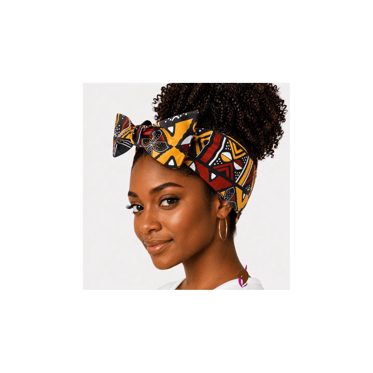 Femme noire portant un bandeau wax marron/jaune – cheveux naturels