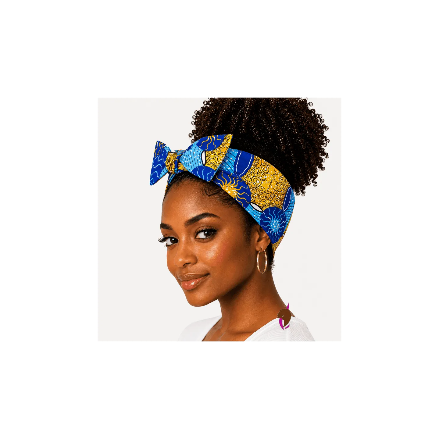 Femme noire bandeau wax bleu/jaune – coiffure cheveux naturels lâchés