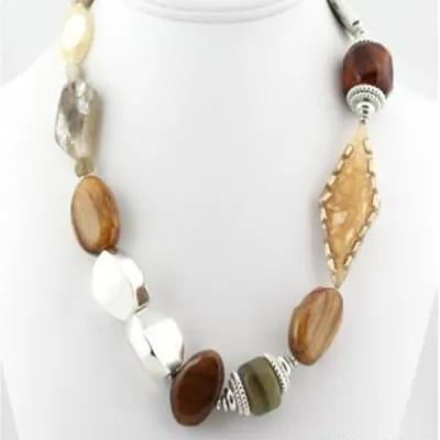 Collier avec perle en métal et résine