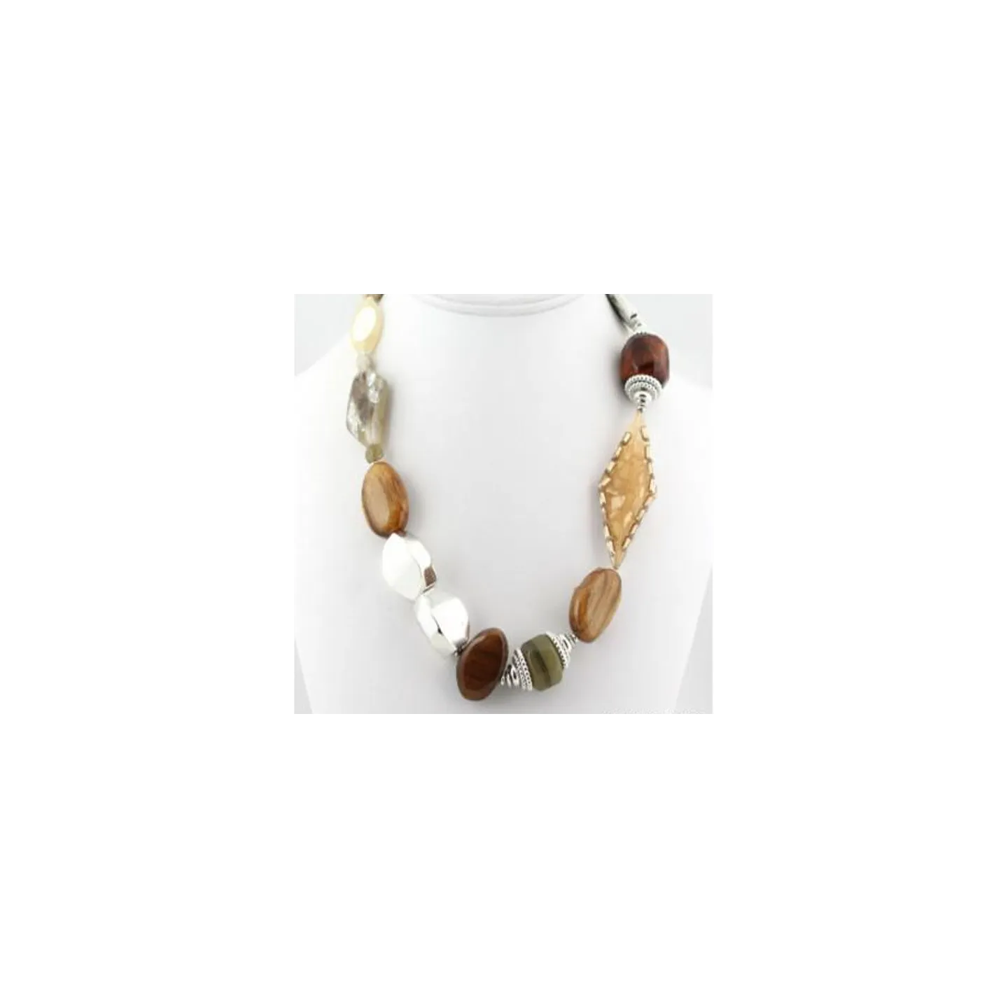 Collier avec perle en métal et résine